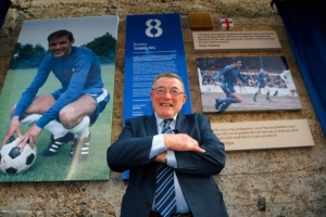 蓝军202球！切尔西悼念鲍比·坦布林：他是我们最伟大的射手之一