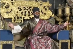 级别差得挺多美媒晒图：文班去中国当和尚 杰伦·布朗当皇帝