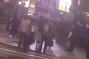 在纽约千万不要穿马刺球衣 不然后果很严重被数人追捕撕球衣视频封面